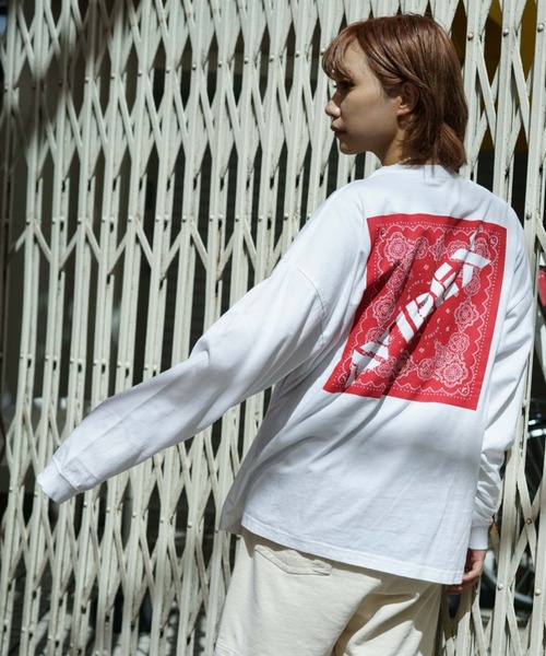 AVIREX(アヴィレックス)の「【直営店限定】バンダナプリント ボックス ロゴ 長袖 Tシャツ / BANDANA PRINT BOX LOGO LS T-SHIRT/アヴィレックス/AVIREX(Tシャツ/カットソー・レディース・ブラック/ブラック系その他/レッド/クリアレッド・MEDIUM/LARGE/X-LARGE/XX-LARGE)」の9枚目の写真