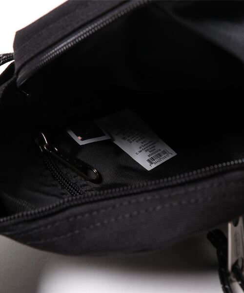 EASTPAK（イーストパック ）の「【EASTPAK／イーストパック】ミニショルダーバッグ　"THE　ONE"　ザ・ワン（ショルダーバッグ・メンズ・ブラック・FREE）」の4枚目の写真