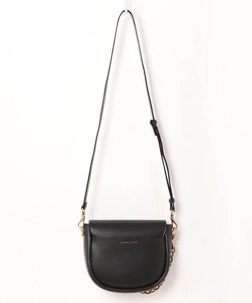CHARLES & KEITH（チャールズ & キース）の「チャンキーチェーンリンク サドルバッグ / Chunky Chain-Link Saddle Bag（ショルダーバッグ・レディース・ブラック/ホワイト系その他/ネイビー/ライトベージュ・M）」の6枚目の写真