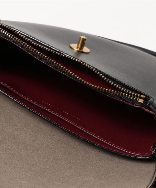 CHARLES & KEITH（チャールズ & キース）の「チャンキーチェーンリンク サドルバッグ / Chunky Chain-Link Saddle Bag（ショルダーバッグ・レディース・ブラック/ホワイト系その他/ネイビー/ライトベージュ・M）」の9枚目の写真