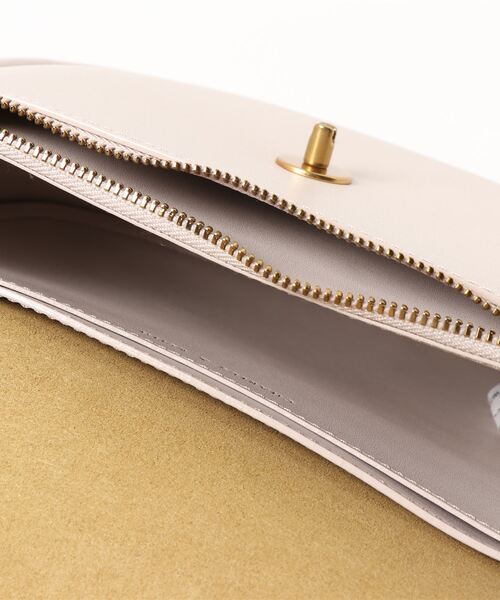 CHARLES & KEITH（チャールズ & キース）の「チャンキーチェーンリンク サドルバッグ / Chunky Chain-Link Saddle Bag（ショルダーバッグ・レディース・ブラック/ホワイト系その他/ネイビー/ライトベージュ・M）」の10枚目の写真