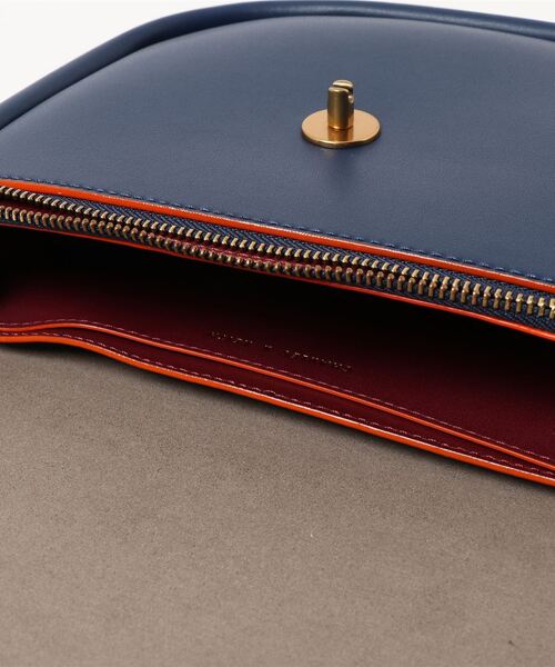 CHARLES & KEITH（チャールズ & キース）の「チャンキーチェーンリンク サドルバッグ / Chunky Chain-Link Saddle Bag（ショルダーバッグ・レディース・ブラック/ホワイト系その他/ネイビー/ライトベージュ・M）」の11枚目の写真