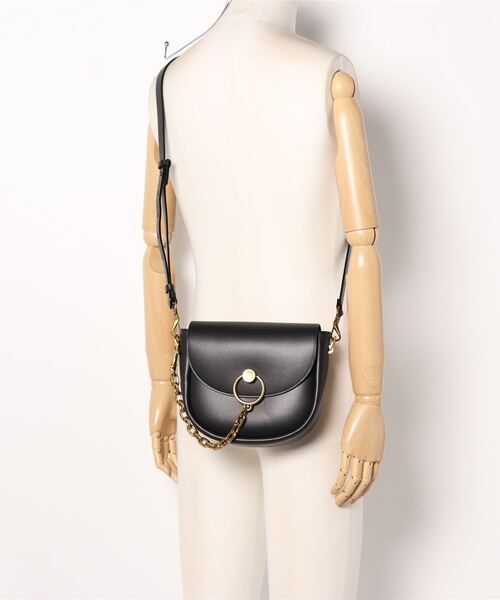 CHARLES & KEITH（チャールズ & キース）の「チャンキーチェーンリンク サドルバッグ / Chunky Chain-Link Saddle Bag（ショルダーバッグ・レディース・ブラック/ホワイト系その他/ネイビー/ライトベージュ・M）」の5枚目の写真