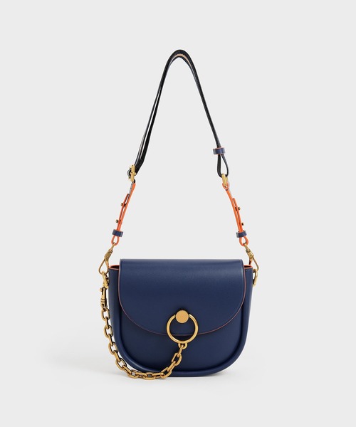 CHARLES & KEITH（チャールズ & キース）の「チャンキーチェーンリンク サドルバッグ / Chunky Chain-Link Saddle Bag（ショルダーバッグ・レディース・ブラック/ホワイト系その他/ネイビー/ライトベージュ・M）」の4枚目の写真