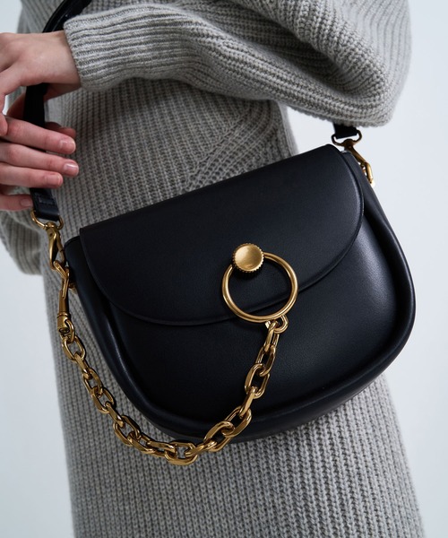 CHARLES & KEITH（チャールズ & キース）の「チャンキーチェーンリンク サドルバッグ / Chunky Chain-Link Saddle Bag（ショルダーバッグ・レディース・ブラック/ホワイト系その他/ネイビー/ライトベージュ・M）」の19枚目の写真
