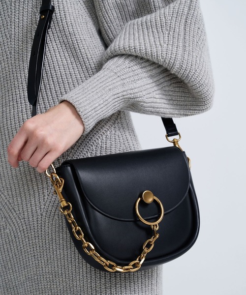 CHARLES & KEITH（チャールズ & キース）の「チャンキーチェーンリンク サドルバッグ / Chunky Chain-Link Saddle Bag（ショルダーバッグ・レディース・ブラック/ホワイト系その他/ネイビー/ライトベージュ・M）」の21枚目の写真