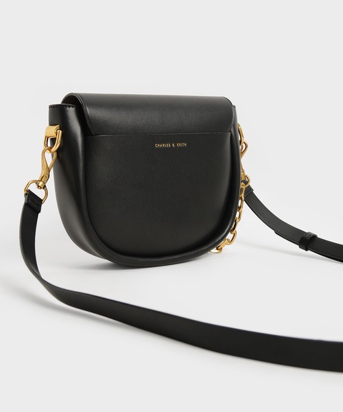 CHARLES & KEITH（チャールズ & キース）の「チャンキーチェーンリンク サドルバッグ / Chunky Chain-Link Saddle Bag（ショルダーバッグ・レディース・ブラック/ホワイト系その他/ネイビー/ライトベージュ・M）」の22枚目の写真