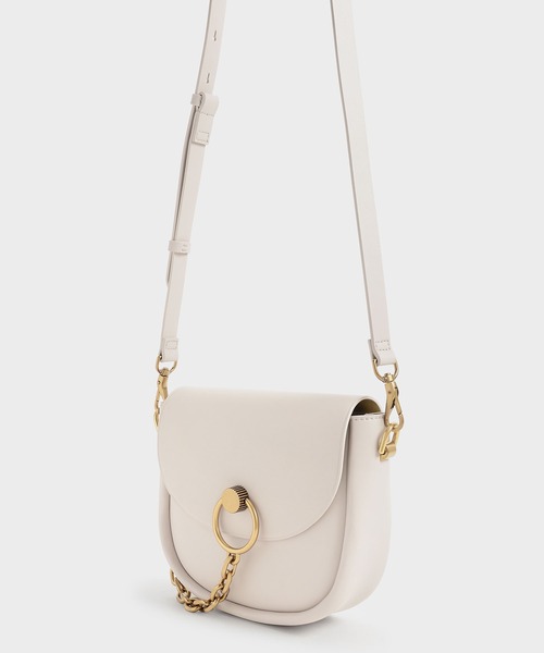 CHARLES & KEITH（チャールズ & キース）の「チャンキーチェーンリンク サドルバッグ / Chunky Chain-Link Saddle Bag（ショルダーバッグ・レディース・ブラック/ホワイト系その他/ネイビー/ライトベージュ・M）」の14枚目の写真