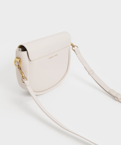 CHARLES & KEITH（チャールズ & キース）の「チャンキーチェーンリンク サドルバッグ / Chunky Chain-Link Saddle Bag（ショルダーバッグ・レディース・ブラック/ホワイト系その他/ネイビー/ライトベージュ・M）」の16枚目の写真