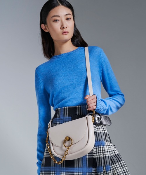 CHARLES & KEITH（チャールズ & キース）の「チャンキーチェーンリンク サドルバッグ / Chunky Chain-Link Saddle Bag（ショルダーバッグ・レディース・ブラック/ホワイト系その他/ネイビー/ライトベージュ・M）」の17枚目の写真