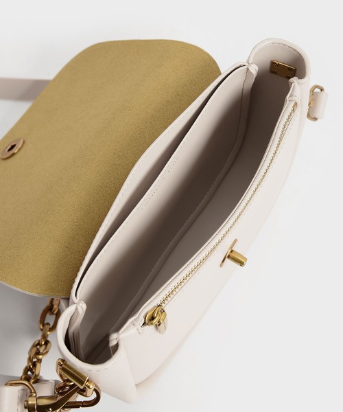 CHARLES & KEITH（チャールズ & キース）の「チャンキーチェーンリンク サドルバッグ / Chunky Chain-Link Saddle Bag（ショルダーバッグ・レディース・ブラック/ホワイト系その他/ネイビー/ライトベージュ・M）」の18枚目の写真