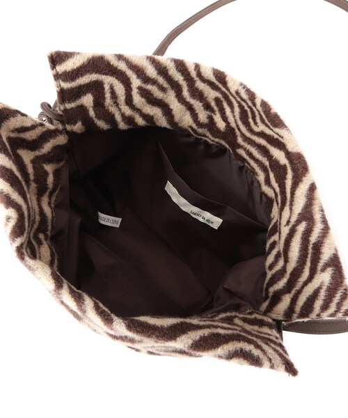 SHOO・LA・RUE（シューラルー）の「◆ゼブラ巾着ショルダー（ショルダーバッグ・レディース・グレー系/ダークブラウン系/ブラック系/キャメル・00）」の11枚目の写真