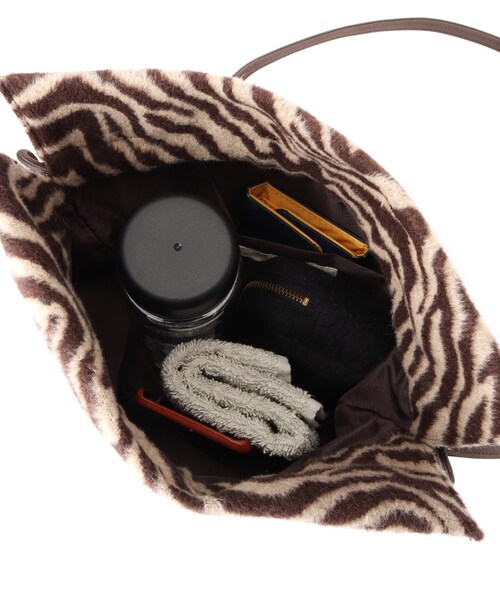 SHOO・LA・RUE（シューラルー）の「◆ゼブラ巾着ショルダー（ショルダーバッグ・レディース・グレー系/ダークブラウン系/ブラック系/キャメル・00）」の5枚目の写真