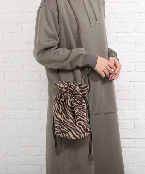 SHOO・LA・RUE（シューラルー）の「◆ゼブラ巾着ショルダー（ショルダーバッグ・レディース・グレー系/ダークブラウン系/ブラック系/キャメル・00）」の6枚目の写真