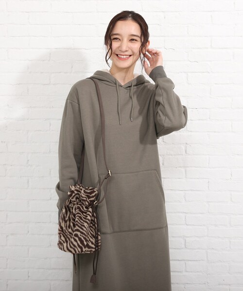 SHOO・LA・RUE（シューラルー）の「◆ゼブラ巾着ショルダー（ショルダーバッグ・レディース・グレー系/ダークブラウン系/ブラック系/キャメル・00）」の13枚目の写真