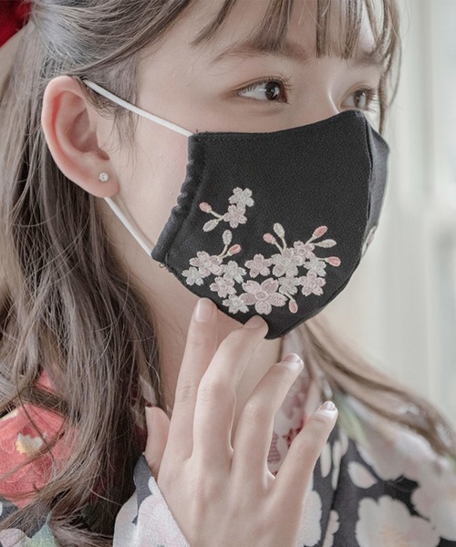 Catherine Cottage（キャサリンコテージ）の「刺繍入りちりめん和装マスク（マスク・キッズ・ピンク/ホワイト/ブラック・FREE）」の2枚目の写真