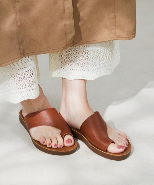 menue（メヌエ）の「フラットヒール トングサンダル（サンダル・レディース・アイボリー/ブラック/ブラウン/ブラウン系その他/その他/オフホワイト/シルバー/ベージュ/ダークブラウン・XS/S/M/L/LL/3L）」の12枚目の写真