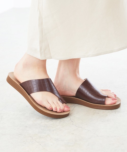 menue（メヌエ）の「フラットヒール トングサンダル（サンダル・レディース・アイボリー/ブラック/ブラウン/ブラウン系その他/その他/オフホワイト/シルバー/ベージュ/ダークブラウン・XS/S/M/L/LL/3L）」の13枚目の写真