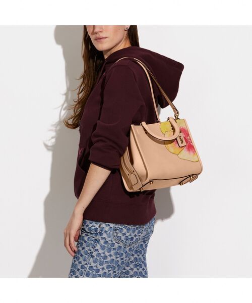 【COACH×Koki】ローグ25 オリジナルナチュラルレザーバッグ COACH（コーチ）の「日本限定【COACH X Koki】ローグ 25 オリジナル