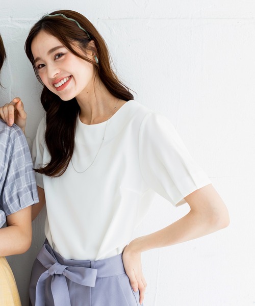 Tiaclasse（ティアクラッセ）の「【洗える】シンプルで使いやすいタックパフ袖ブラウス（シャツ/ブラウス・レディース・グレイッシュベージュ/ブラック系その他/ネイビー/オフホワイト/ブラック/ブルー系その他・L/M）」の9枚目の写真