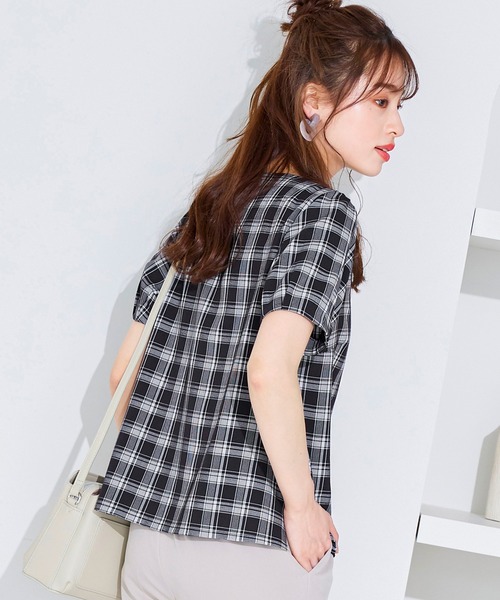 Tiaclasse（ティアクラッセ）の「【洗える】シンプルで使いやすいタックパフ袖ブラウス（シャツ/ブラウス・レディース・グレイッシュベージュ/ブラック系その他/ネイビー/オフホワイト/ブラック/ブルー系その他・L/M）」の19枚目の写真