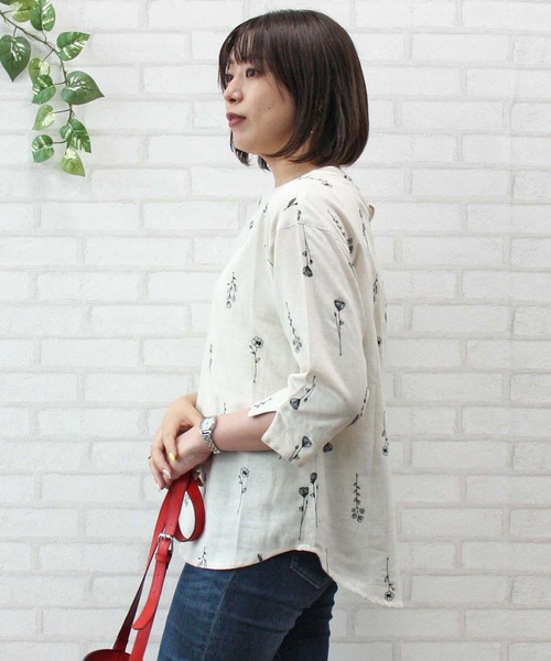 BELLUNA PLUS（ベルーナ）の「綿麻素材刺しゅうデザインブラウス（シャツ/ブラウス・レディース・チャコール/キナリ・MEDIUM/LARGE/X-LARGE）」の4枚目の写真