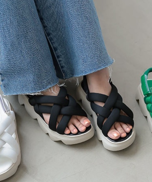 KOBE LETTUCE（コウベレタス）の「ソフトパデットクロススポーツサンダル（サンダル・レディース・ホワイト/グリーン/ブラック×ホワイト/ブラック×ブラック・LL/S/M/L）」の2枚目の写真