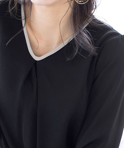 Tiaclasse(ティアクラッセ)の「【大きいサイズ】後ろ姿美人のバックペプラム配色ブラウス(シャツ/ブラウス・レディース・ホワイト系その他/ブラック系その他/グレー系その他・XL/XXL)」の19枚目の写真