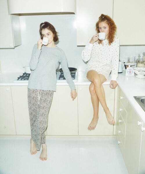 FREAK'S STORE（フリークスストア）の「FRUIT OF THE LOOM × FREAK'S STORE/フルーツオブザルーム 別注フラワーロングスリーブショートパンツルームセット（ルームウェア/パジャマ・レディース・ホワイト/グレー・SMALL/MEDIUM）」の6枚目の写真