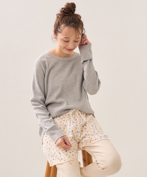 FREAK'S STORE（フリークスストア）の「FRUIT OF THE LOOM × FREAK'S STORE/フルーツオブザルーム 別注フラワーロングスリーブショートパンツルームセット（ルームウェア/パジャマ・レディース・ホワイト/グレー・SMALL/MEDIUM）」の12枚目の写真