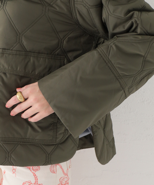 GANNI（ガニー）の「【GANNI / ガニー】 Recycled Ripstop Quilt Frill Colla：ブルゾン（ブルゾン・レディース・ホワイト/カーキ・FREE）」の4枚目の写真