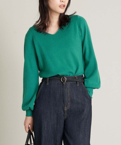 a.v.v（アーヴェヴェ）の「パフスリーブVネックニット（ニット/セーター・レディース・ライトパープル/アイボリー/グリーン/ピンク/ブラック/クリーム・40/36/42/38/34）」の5枚目の写真