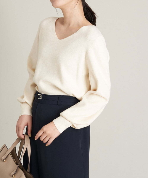 a.v.v（アーヴェヴェ）の「パフスリーブVネックニット（ニット/セーター・レディース・ライトパープル/アイボリー/グリーン/ピンク/ブラック/クリーム・40/36/42/38/34）」の2枚目の写真