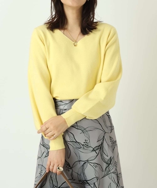 a.v.v（アーヴェヴェ）の「パフスリーブVネックニット（ニット/セーター・レディース・ライトパープル/アイボリー/グリーン/ピンク/ブラック/クリーム・40/36/42/38/34）」の4枚目の写真