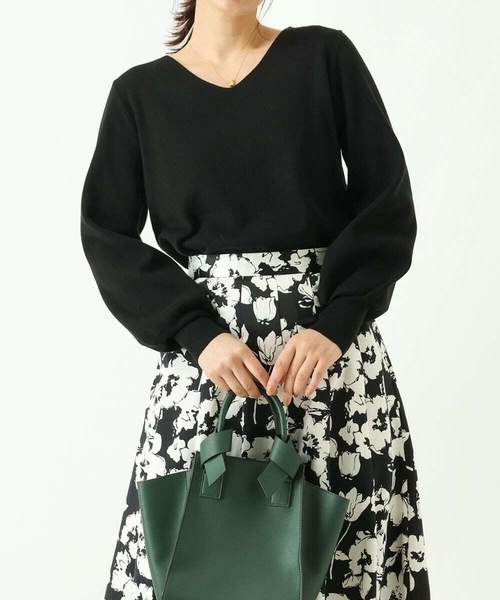 a.v.v（アーヴェヴェ）の「パフスリーブVネックニット（ニット/セーター・レディース・ライトパープル/アイボリー/グリーン/ピンク/ブラック/クリーム・40/36/42/38/34）」の3枚目の写真