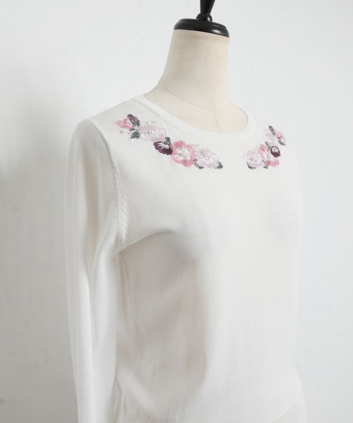 tocco closet（トッコ　クローゼット）の「パールビジュー付きフラワー刺繍ニットプルオーバー（ニット/セーター・レディース・ピンク/オフホワイト/ブラック・M）」の6枚目の写真
