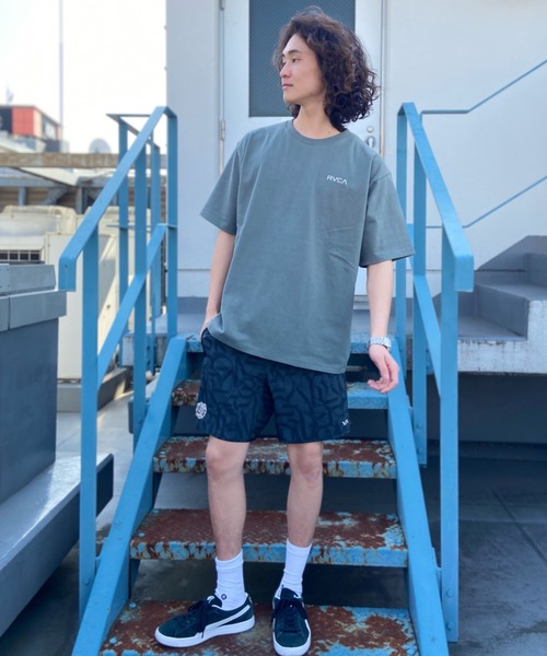 RVCA(ルーカ)の「RVCA/ルーカ オーバーサイズ バックプリントTシャツ/ペイズリー柄 バンダナ柄 スクエアロゴ/半袖Tシャツ クルーネックTシャツ BD041-223(Tシャツ/カットソー・メンズ・ホワイト/オリーブ/ブラック・M/XL/L)」の21枚目の写真