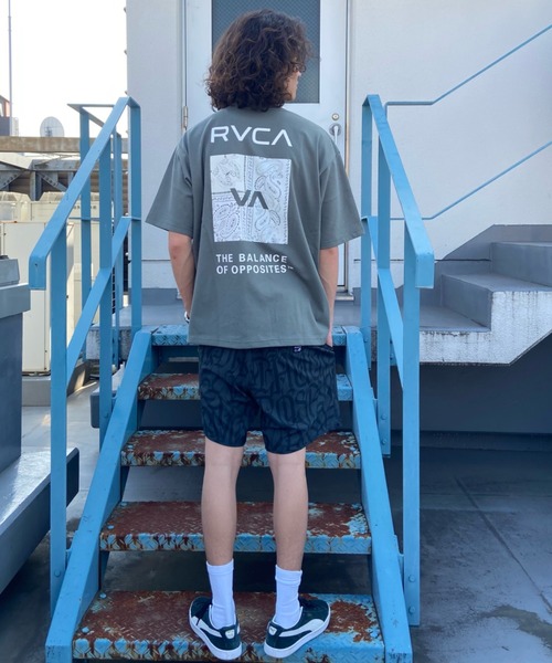 RVCA(ルーカ)の「RVCA/ルーカ オーバーサイズ バックプリントTシャツ/ペイズリー柄 バンダナ柄 スクエアロゴ/半袖Tシャツ クルーネックTシャツ BD041-223(Tシャツ/カットソー・メンズ・ホワイト/オリーブ/ブラック・M/XL/L)」の22枚目の写真