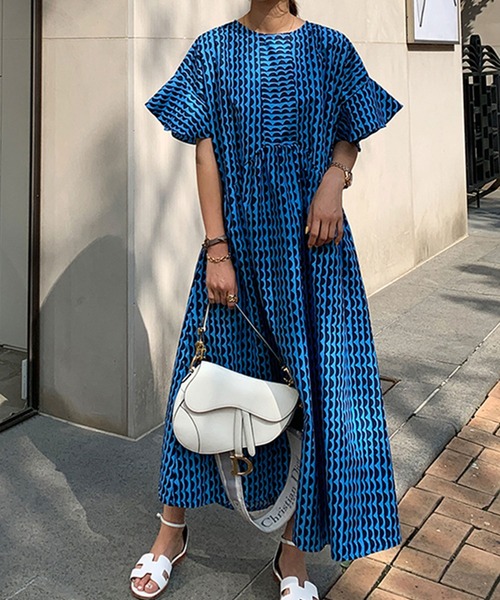 VitaFelice（ヴィータフェリーチェ）の「大人可愛いプリント柄レディースワンピース（ワンピース・レディース・ブラック/ブルー・FREE）」の2枚目の写真