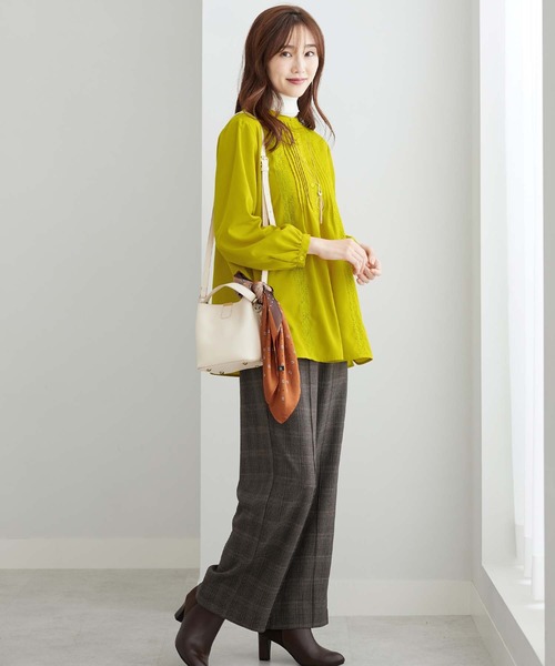 BELLUNA（ベルーナ）の「ピンタック＆華やかレースシャツチュニック（チュニック・レディース・ライム/オフホワイト/チャコール/ワイン・X-LARGE/LARGE/MEDIUM）」の21枚目の写真