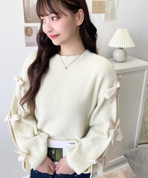 moment+（モーメントプラス）の「ラメ混フェザー袖リボンニットプル