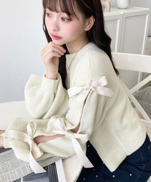 moment+（モーメントプラス）の「ラメ混フェザー袖リボンニットプル