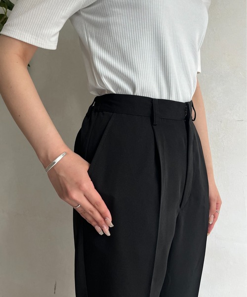prose verse(プロズヴェール)の「ハイウエストスリムストレートタックパンツ(その他パンツ・レディース・ブラック・MEDIUM/LARGE/PM/PL)」の2枚目の写真