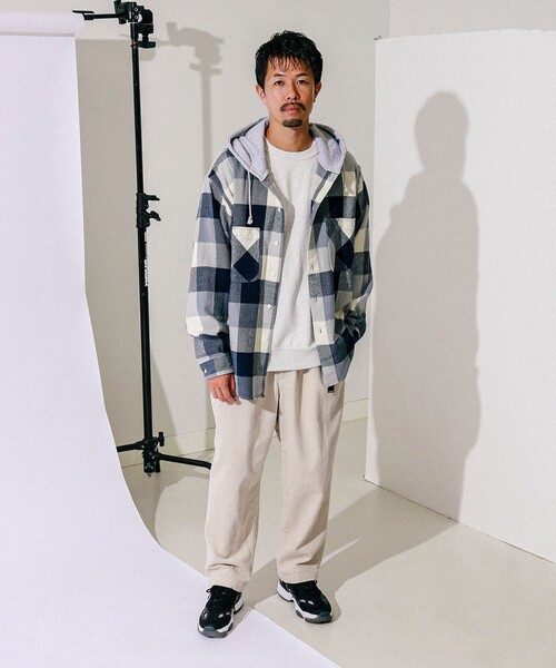 BEAMS(ビームス)の「コーデュロイ バギー テーパード イージーパンツ(その他パンツ・メンズ・チャコールグレー/ホワイト系その他/ベージュ・SMALL/MEDIUM/LARGE/X-LARGE)」の4枚目の写真