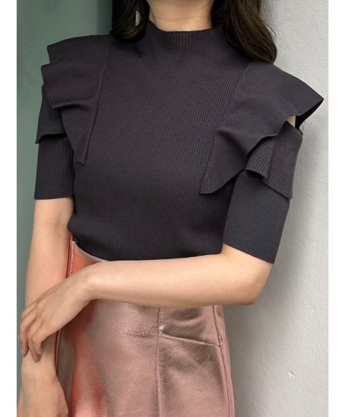 MERCURYDUO(マーキュリーデュオ)の「オープンショルダーラッフルボトルネックニット(ニット/セーター・レディース・チャコールグレー/ブラック/パープル/オフホワイト/ベビーピンク・FREE)」の4枚目の写真
