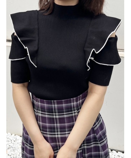 MERCURYDUO(マーキュリーデュオ)の「オープンショルダーラッフルボトルネックニット(ニット/セーター・レディース・チャコールグレー/ブラック/パープル/オフホワイト/ベビーピンク・FREE)」の3枚目の写真