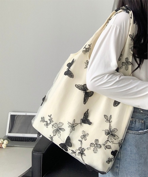 Fun & Daily（ファンアンドデイリー）の「レースバタフライキャンバスバッグ（トートバッグ・レディース・ホワイト/ブラック・FREE）」の9枚目の写真