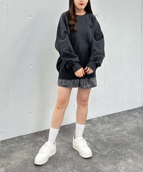 archives(アルシーヴ)の「ピグメントルーズスウェット(スウェット・レディース・アイボリー/ブラック/グレイッシュベージュ・MEDIUM)」の22枚目の写真