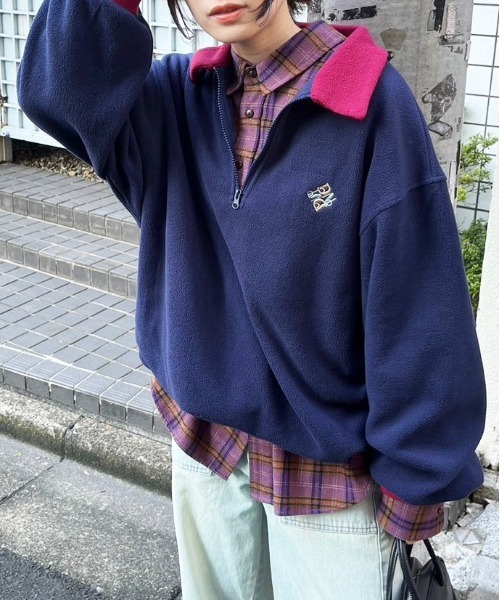 DOUBLE NAME（ダブルネーム）の「ワンポイント刺しゅうフリースハーフZIPプルオーバー/ユニセックス（スウェット・レディース・ベージュ/ネイビー・FREE）」の3枚目の写真