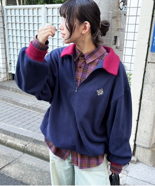 DOUBLE NAME（ダブルネーム）の「ワンポイント刺しゅうフリースハーフZIPプルオーバー/ユニセックス（スウェット・レディース・ベージュ/ネイビー・FREE）」の4枚目の写真